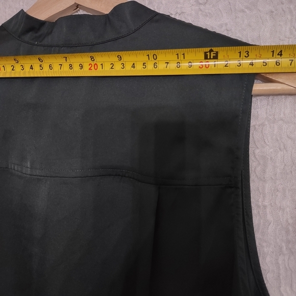 DR2 Blouse Tunic Top Sleeveless Satin Round Neck Sz S Green‎ Oversized Feminine - Picture 7 of 9